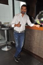 John Abraham launches special issue of People magazine in F Bar, Mumbai on 28th Nov 2012 (29).JPG